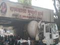 राजमाता भुयारी मार्गाचा श्वास गुदमरला; आरएमसी ट्रक अडकल्याने प्रचंड वाहतूककोंडी - Marathi News | Rajmata subway choked Huge traffic jam due to RMC truck getting stuck | Latest pune News at Lokmat.com