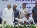 KCR म्हणाले- 'नेताजी तुम्ही प्लीज बसा', नितीश कुमारांनी एक नाही ऐकलं अन्... - Marathi News | Bihar CM Nitish Kumar and Telangana CM KCR Press Conference Viral Video: KCR said- 'Netaji please sit down' | Latest national News at Lokmat.com