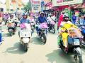 नागपुरात अनावश्यक फीदरवाढी विरोधात बाईक रॅली - Marathi News | Bike rally against unnecessary fee hike in Nagpur | Latest nagpur News at Lokmat.com