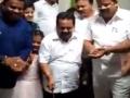 VIDEO : कल्याणमध्ये भाजपा नेत्याने तलवारीने कापला केक - Marathi News | VIDEO: BJP leader cut cake with sword | Latest thane News at Lokmat.com