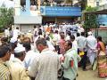 पीक विमा काढण्यासाठी बँकेसमोर गर्दी - Marathi News | The front of the bank to cover crop insurance | Latest buldhana News at Lokmat.com