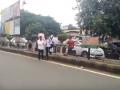 दृष्टीबाधितांना मदत करणारा डोळस समाज - Marathi News | The vision society that helps the blind | Latest nashik Videos at Lokmat.com