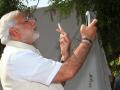 Narendra Modi Birthday : जाणून घ्या, पंतप्रधान नरेंद्र मोदी कोणता मोबाईल फोन आणि सिमकार्ड वापरतात? - Marathi News | Know, which mobile phone and SIM card does Prime Minister Narendra Modi use? | Latest national News at Lokmat.com