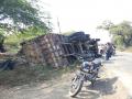साईडपट्ट्याअभावी मालट्रक उलटला; दोन जण जखमी - Marathi News | The truck overturned due to lack of sidebars; Two were injured | Latest ahilyanagar News at Lokmat.com