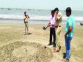 डहाणूच्या किनाऱ्यावर संशयास्पद वस्तूमुळे धावपळ - Marathi News | Runway due to suspicious objects on Dahunu shore | Latest vasai-virar News at Lokmat.com