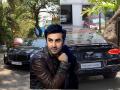Animal च्या भरघोस कमाईनंतर रणबीर कपूरने घेतली महागडी कार, Video व्हायरल - Marathi News | Ranbir Kapoor bought an expensive car after the huge earnings of Animal Video goes viral | Latest bollywood News at Lokmat.com