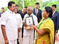 चोरट्यांना चोपणाऱ्या धाडसी आजी-आजोबांना शौर्य पुरस्कार - Marathi News | tamilnadu cm presented bravery award to elderly couple who fought with robbers | Latest national News at Lokmat.com