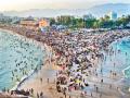 तापमान एवढे वाढले, समुद्रकिनारे लोकांनी खचाखच भरले - Marathi News | The temperature soared, the beaches were packed with people | Latest international News at Lokmat.com