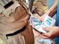 Anti Corruption Bureau: पोलीस कर्मचाऱ्याला ७ हजारांची लाच घेताना रंगेहाथ पकडला - Marathi News | A policeman was caught red handed while accepting a bribe of 7 thousand | Latest pune News at Lokmat.com