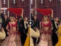 भर लग्नमंडपात नववधूने अचानक सुरू केला असा प्रकार... VIDEO पाहून नेटकरी संतापले, काय घडलं? - Marathi News | bride suddenly started wierd dancing thing at wedding hall netizens got angry after seeing viral video what happened | Latest social-viral News at Lokmat.com
