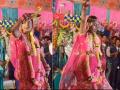 VIDEO : नवरीचा डान्स पाहून नवरदेव 'कोमात', पाहुण्यांना लागला ४४० व्होल्टचा झटका... - Marathi News | Viral Video : Bride funny dance on stage goes viral watch video | Latest social-viral News at Lokmat.com