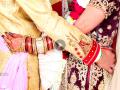 Bride Groom Marriage Video: भरलग्नात पाहुण्यांसमोरच वधू-वरांनी केलं असं काही, Video पाहून तुम्हीही थक्क व्हाल! - Marathi News | bride groom start doing such work in wedding in front of guests bigg boss viral video on social media trending | Latest social-viral News at Lokmat.com