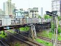 धक्कादायक : मुंबई उपनगरीय रेल्वेवरील ४३ पूल धोकादायक - Marathi News | Shocking: 43 bridge on Mumbai suburban railway are dangerous, disclosed in the information authority | Latest mumbai News at Lokmat.com