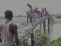 ...म्हणून त्या गावकऱ्यांनी स्वत:च नदीवर उभारला पूल  - Marathi News | ... so the villagers themselves built the bridge on the river | Latest national News at Lokmat.com