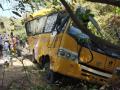 पालघरजवळ स्कूलबसला अपघात, 16 मुले जखमी - Marathi News | School bus accident, 16 children injured in palghar | Latest vasai-virar News at Lokmat.com