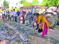 भुसावळात रस्ते दुरुस्तीसाठी महिला व जेष्ठ नागरिक सरसावले - Marathi News | Women and senior citizens moved to repair roads in Bhusawal | Latest jalgaon News at Lokmat.com