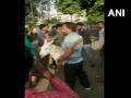 Video - बसपा पदाधिकाऱ्यांची कार्यकर्त्यांनीच गाढवावरून काढली धिंड - Marathi News | 2 BSP Leaders Garlanded With Shoes, 1 Paraded On Donkey By Party Workers In Rajasthan | Latest national News at Lokmat.com