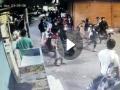पुण्यातील बुधवार पेठेत दोन गटात तुफान हाणामारी; घटना CCTV मध्ये कैद - Marathi News | Clash between two groups in Pune's Budhwar Peth; The incident was captured on CCTV | Latest pune News at Lokmat.com