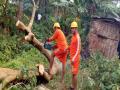 Cyclone Bulbul : पश्चिम बंगालमध्ये 'बुलबुल' चक्रीवादळाचा कहर, प्रचंड नुकसान - Marathi News | Cyclone Bulbul 2 killed, normal life disrupted in West Bengal | Latest national Photos at Lokmat.com