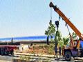 यंत्रांच्या सुट्या भागांची धोकादायक वाहतूक - Marathi News | Dangerous transport of the spare parts of the machinery | Latest pimpri-chinchwad News at Lokmat.com