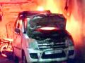 रावेरला कारमधील गॅस गळतीमुळे ‘बर्निंग कार’ - Marathi News | Raver gets 'burning car' due to gas leakage in car | Latest jalgaon News at Lokmat.com