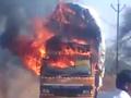 बोदवड येथे रस्त्यावर कापसाची बर्निंग ट्रक - Marathi News | Cotton Burning Truck on the Road in Bodwad | Latest jalgaon News at Lokmat.com