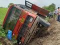 अकोला-मंगरुळपीर बस खड्ड्यात उलटली; प्रवासी किरकोळ जखमी - Marathi News | ST bus overturned; Passenger minor injuries | Latest vashim News at Lokmat.com