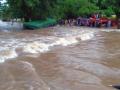 पुराच्या पाण्यात कोसळली बस, प्रवाशांना सुखरुप वाचविण्यात यश - Marathi News | The bus collided in flood, Fortunately saved the passengers safely | Latest gadchiroli News at Lokmat.com