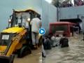 Video : राज्य परिवहन मंडळाची बस पाण्यात अडकली; बुल्डोजरच्या सहाय्यानं बाहेर काढावी लागली - Marathi News | Gujarat: A state transport bus being pulled by a proclainer after it got stuck under a waterlogged bridge near Rajkot's Gondal | Latest jarahatke News at Lokmat.com