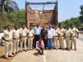 गोवा :  पत्रादेवी नाक्यावर ट्रकसह ८० लाखांची दारू जप्त  - Marathi News | Goa: Liquor worth 80 lakhs seized along with a truck at Patradevi checkpoint | Latest goa News at Lokmat.com