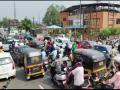 पाच दिवस बाजारपेठ बंद असल्याने खोपोलीत प्रचंड गर्दी - Marathi News | Huge crowds in Khopoli as the market is closed for five days | Latest raigad News at Lokmat.com