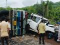 मुंबई-गोवा महामार्गावर गाडगीळ वाडी येथे कंटेनर उलटला; एक ठार, सहाजण जखमी  - Marathi News | | Latest ratnagiri News at Lokmat.com