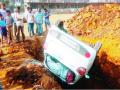 पत्नीची कार पतीसह थेट खड्ड्यात - Marathi News | The wife's car is in the potholes directly with the husband | Latest kolhapur News at Lokmat.com