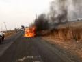 वाशिममध्ये बर्निंग कारचा थरार - Marathi News | the burning car in Washim | Latest vashim Videos at Lokmat.com