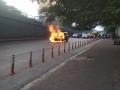 पुणे विद्यापीठ चौकात कारने घेतला अचानक पेट  - Marathi News | The car suddenly took a fire on the Pune University Chowk | Latest pune News at Lokmat.com