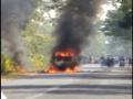 धावत्या व्हॅनने घेतला पेट; पाच जण बचावले  - Marathi News | Running van stomach; Five people escaped | Latest crime News at Lokmat.com
