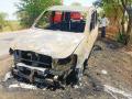 कोपरगावात उभ्या कारने घेतला पेट; लाखोंचे नुकसान  - Marathi News |  A Mahindra Canto car parked on the Mumbai Nagpur highway suddenly caught fire  | Latest ahilyanagar News at Lokmat.com