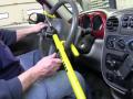  कार चोरीपासून संरक्षण करण्यासाठी स्टिअरिंग लॉकचा वापर - Marathi News | Use of steering lock to protect against car theft | Latest auto News at Lokmat.com