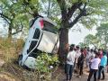Yavatmal: भरधाव कार झाडावर धडकली, एकाचा मृत्यू, तिघे जखमी - Marathi News | Yavatmal: Speeding car hits tree, one dead, three injured | Latest yavatmal News at Lokmat.com