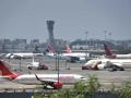 मुंबई विमानतळावरील वाहतूक पूर्ण क्षमतेने - Marathi News | Transport at Mumbai Airport at full capacity | Latest mumbai News at Lokmat.com