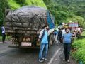 करुळ घाटात ट्रक बंद, चाकरमान्यांच्या परतीच्या प्रवासात अडथळा - Marathi News | Truck stops in Karul Ghat, hinders return journey of servants | Latest sindhudurga News at Lokmat.com