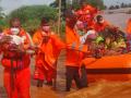 Kolhapur Flood : NDRF जवानांमुळे वाचले बाळाचे प्राण, करतायंत चोवीस-24 तास काम - Marathi News | Kolhapur Flood : Salute to work ... NDRF jawans work 24 hours a day in flood, save life of born baby | Latest kolhapur Photos at Lokmat.com