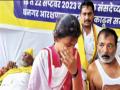 उपोषणकर्त्या बापाची प्रकृती ढासाळली; लेकीला अश्रू अनावर - Marathi News | The father was on fast and the daughter was in tears | Latest ahilyanagar News at Lokmat.com
