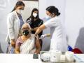 अधिकारी-कर्मचाऱ्यांच्या लसीकरणात डॉक्टरांसह आरोग्य कर्मचारी पिछाडीवर - Marathi News | Health workers lag behind doctors in officer-staff vaccinations | Latest thane News at Lokmat.com