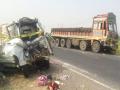 २ ट्रक- कारचा विचित्र अपघात; ६ जणांचा मृत्यू - Marathi News | 2 truck-bizarre car accident; 6 killed | Latest national News at Lokmat.com