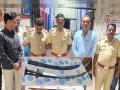 दोन तलवारींसह लातुरात तरुण पोलिसांच्या जाळ्यात ! - Marathi News | Latur youth with two swords in the police net!, Fir Lodged | Latest latur News at Lokmat.com