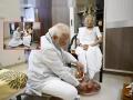 Narendra Modi:आईच्या दर्शनाने मोदींच्या दिवसाची सुरुवात, मातोश्रींचे पाय धुवून घेतला आशीर्वाद - Marathi News | Narendra Modi: PM Modi takes darshan after washing mother hiraben's feet, arrives home early in the morning | Latest national News at Lokmat.com