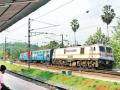 रेल्वे स्थानकाची गोष्टच न्यारी, एकाचवेळी दोन जिल्ह्यात थांबते झूक झूक रेलगाडी - Marathi News | The story of the railway station is the same, the fire train stops in two districts of kanpur and aureya at the same time in UP | Latest national News at Lokmat.com