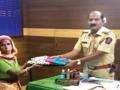 वृद्ध आईला केली पोलिसांनी मदत, मुलांना इशारा : पालनपोषण करा  - Marathi News | Police help elderly mother, warn children: Take care of them | Latest vasai-virar News at Lokmat.com