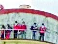 मोबाइलला रेंज मिळण्यासाठी विद्यार्थी पाण्याच्या टाकीवर - Marathi News | Students on the water tank to get range to the mobile | Latest national News at Lokmat.com